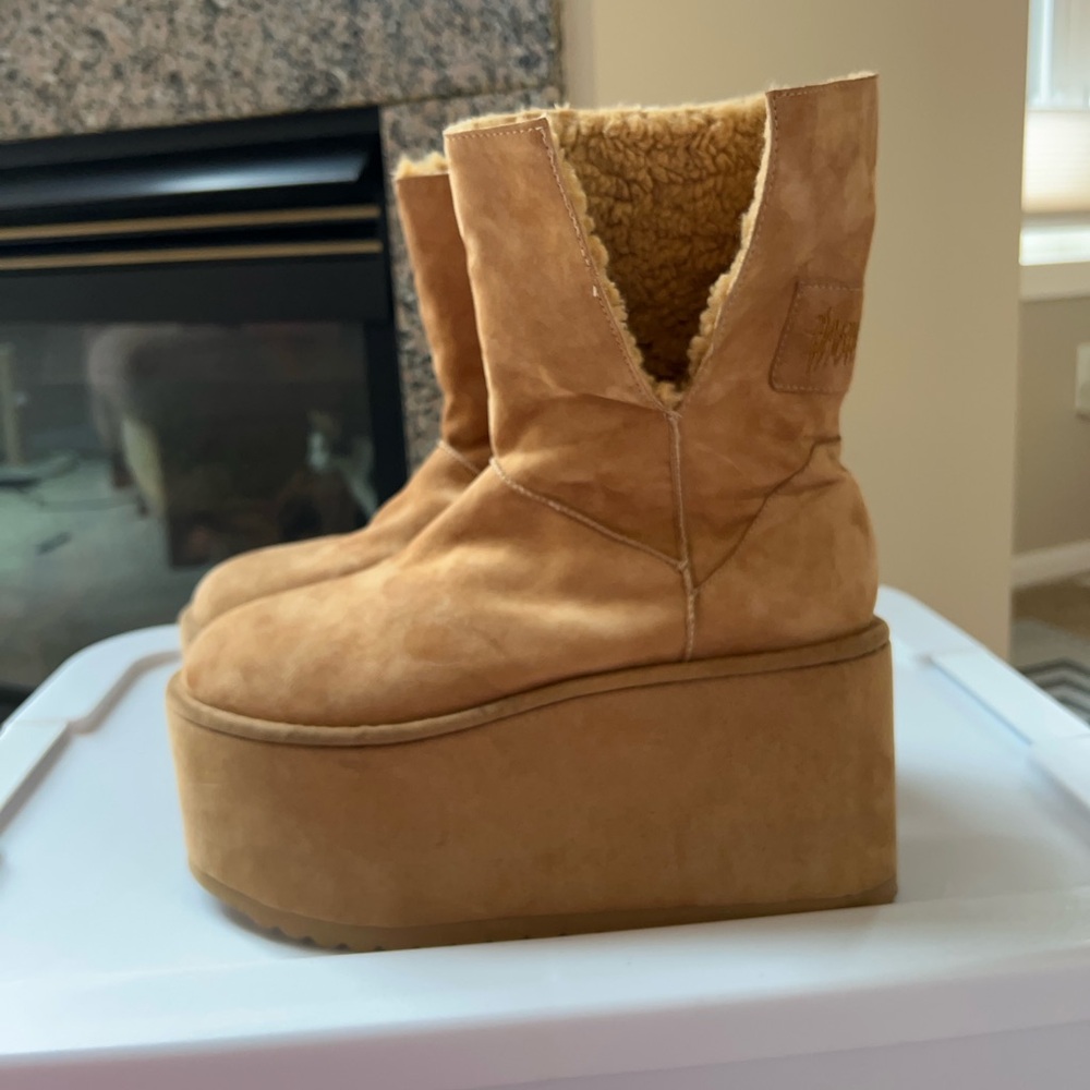 Size 11 Dolls Kill Darker Wavs suede fleece lined platform winter boots - Picture 2 of 6